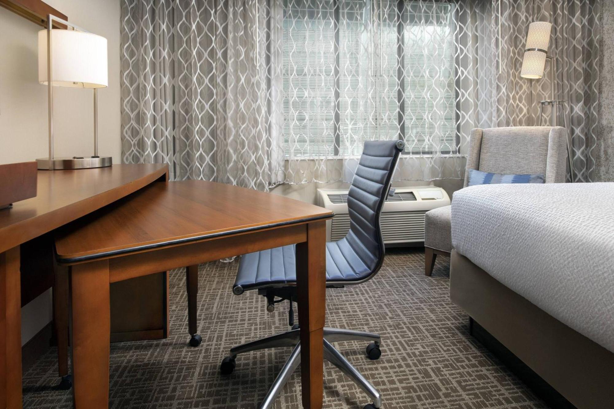Courtyard Tacoma Downtown Hotel Екстериор снимка